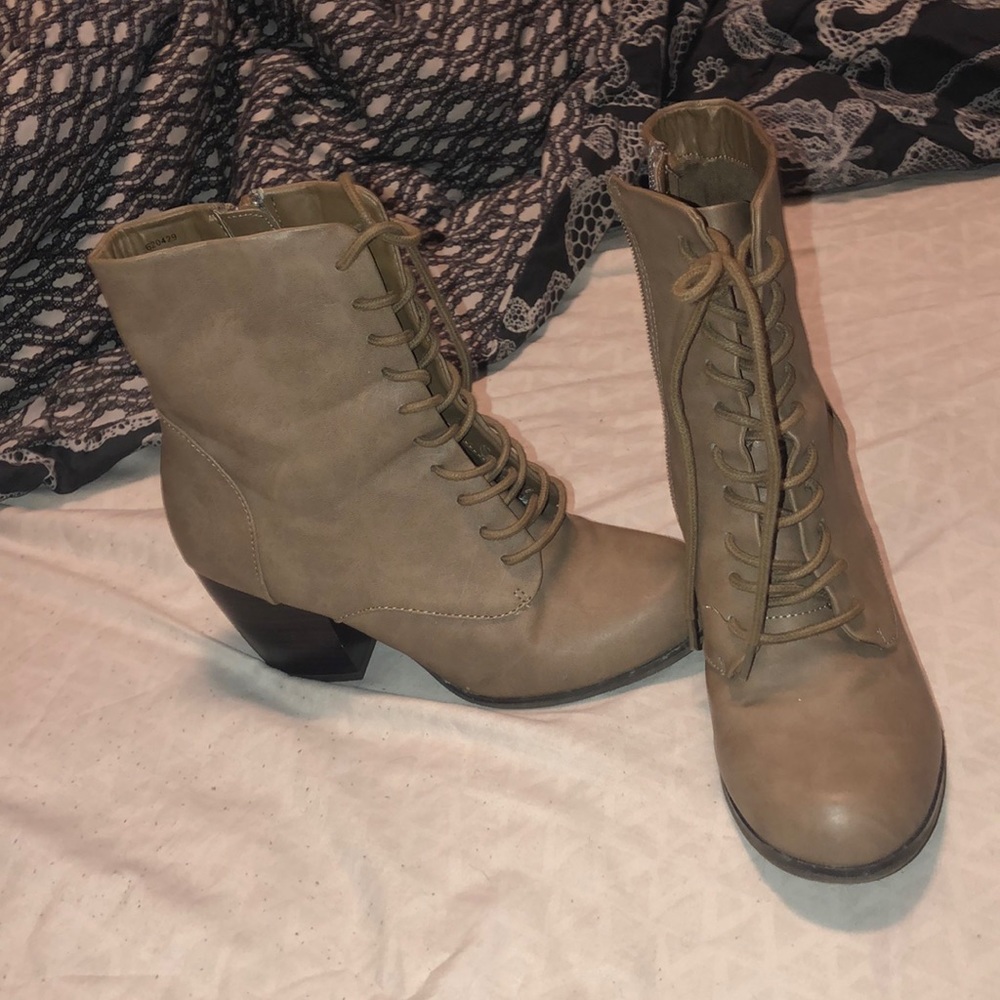 Tan boots - Picture 1 of 3